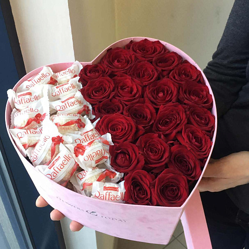 Розы и конфеты в бархатной коробке