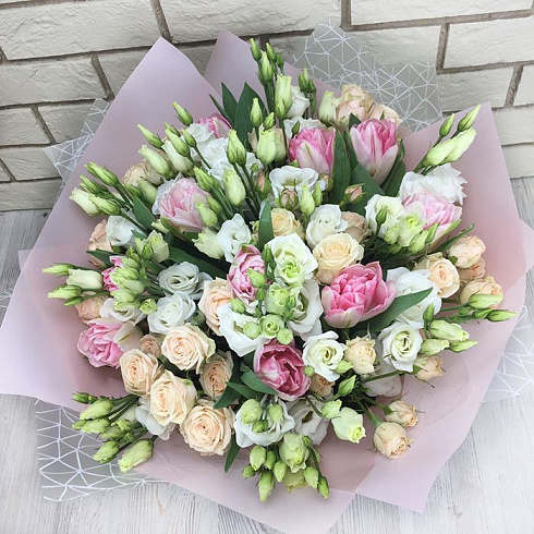 Нежный букет тюльпанов, роз и эустом