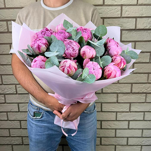 Пионы и эвкалипт