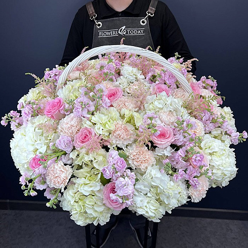 Корзина маттиол, гортензий, роз и эустом