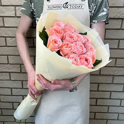 Пионовидные розы в дизайнерской упаковке