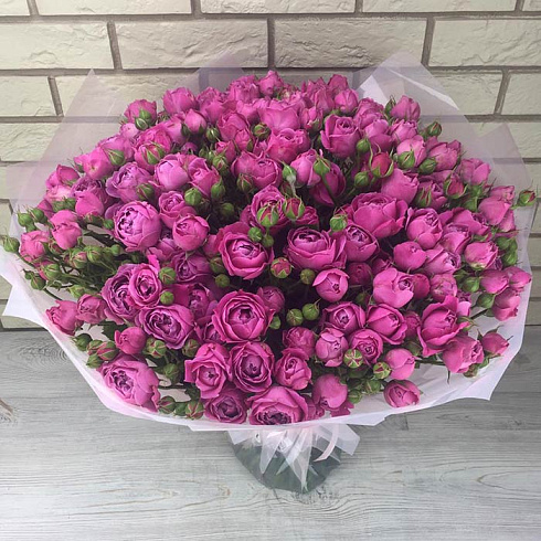 Пионовидные розы в дизайнерской упаковке