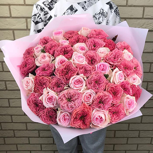 Пионовидные и классические розовые розы