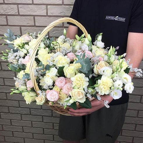 Нежная корзина цветов