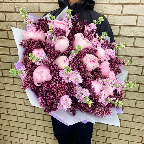 Пионы, сирень и маттиола