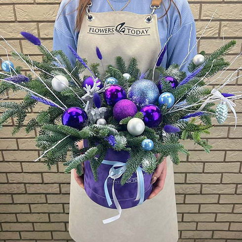 Фиолетовая композиция из ели и игрушек