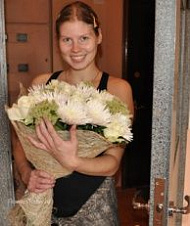 Розы, хризантемы, экзотическая трава