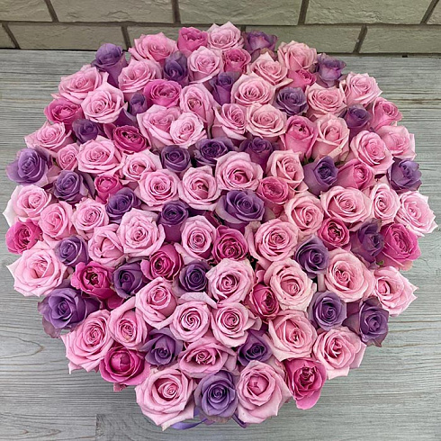 Розовые и фиолетовые розы микс
