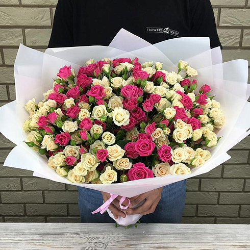 Кустовые кремовые и розовые розы