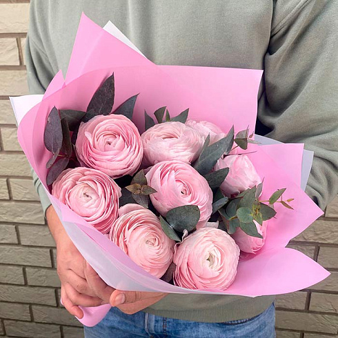 Букет из 9 ранункулюсов и зелени