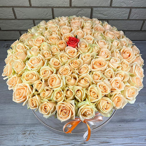 Кремовые розы в коробке