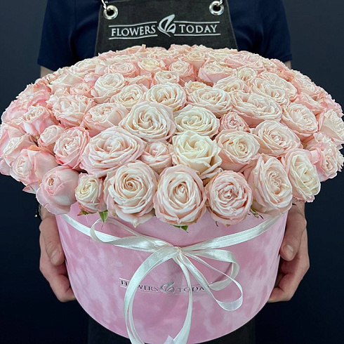 Розовые пионовидные розы в коробке