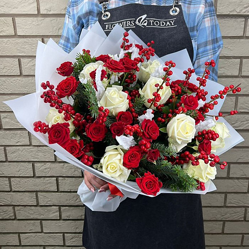 Розы микс, ягоды и ель