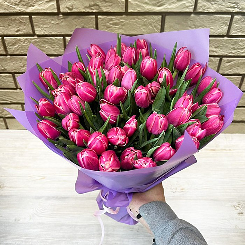Розовые тюльпаны в дизайнерской упаковке