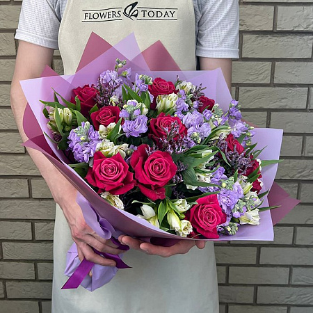 Розы, маттиола и альстромерия