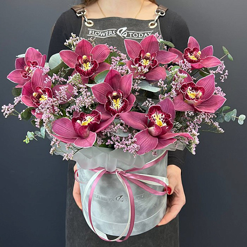 Орхидеи, лимониум и эвкалипт в коробке