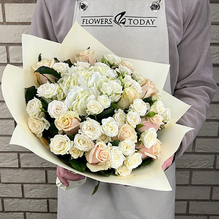 Кремовые розы микс и гортензия