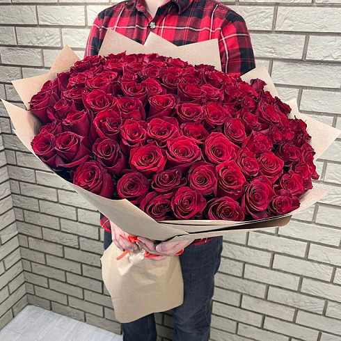 101 крупная красная роза в крафте