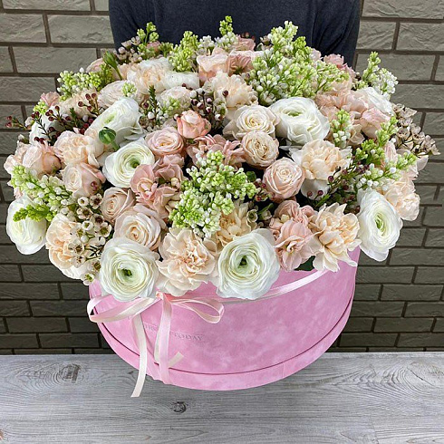 Сирень, ранункулюсы, пионовидные розы в бархатной коробке