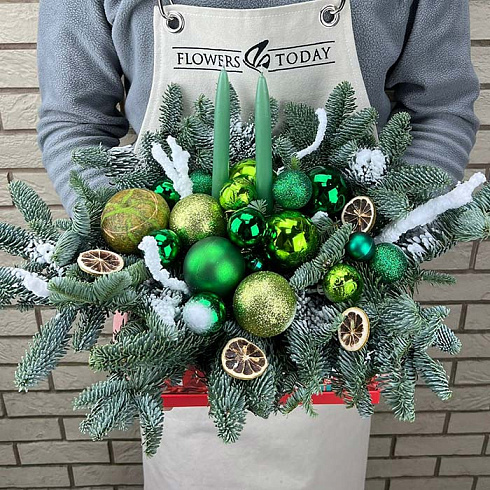 Новогодняя коробка с ёлочными игрушками