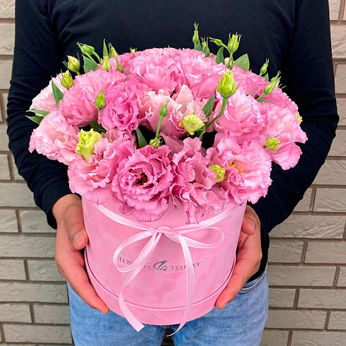 Розовые эустомы в коробке