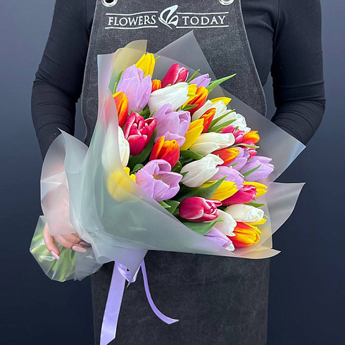 Яркий букет из тюльпанов