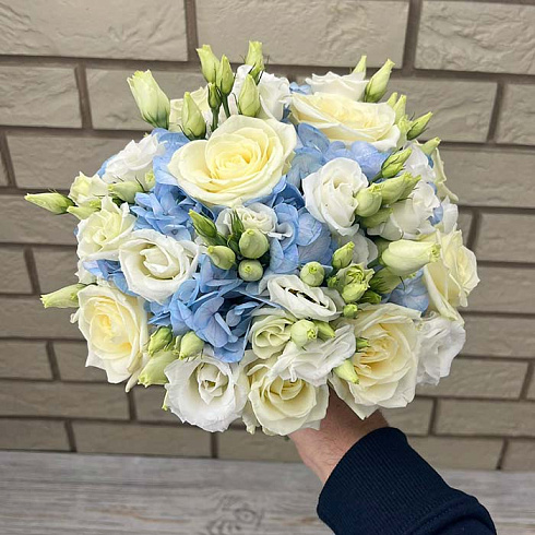 Свадебный букет из гортензий, роз и эустом