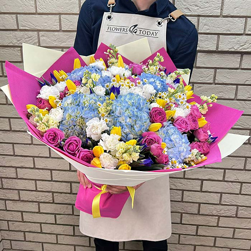 Пионовидные розы, тюльпаны, ромашки, гортензии