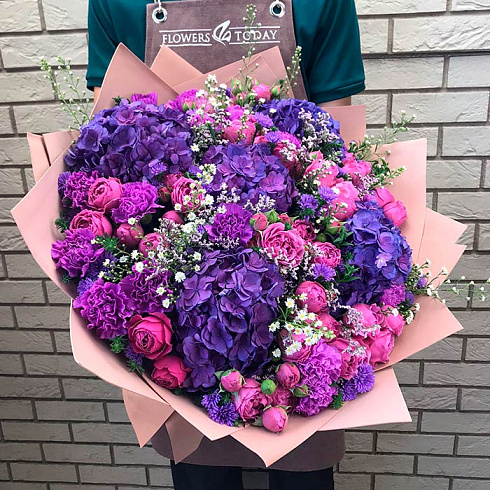 Гортензии, пионовидные розы, гвоздики