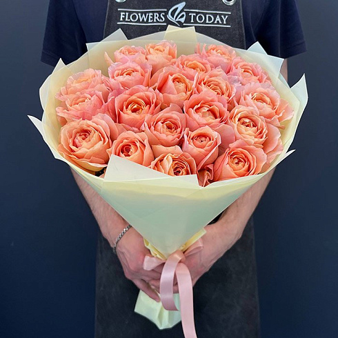 Пионовидные розы в дизайнерской упаковке