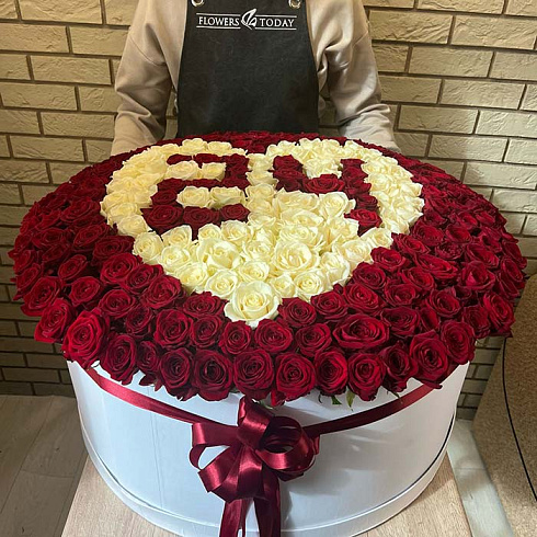 Сердце из роз в коробке и с цифрой