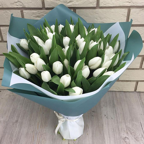 Белые тюльпаны в дизайнерской упаковке