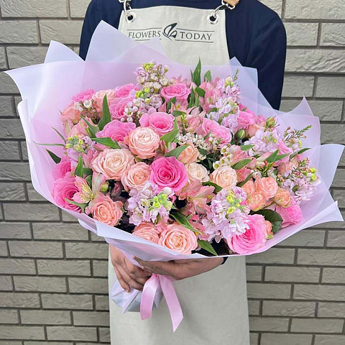 Розы микс, маттиолы и альстромерии