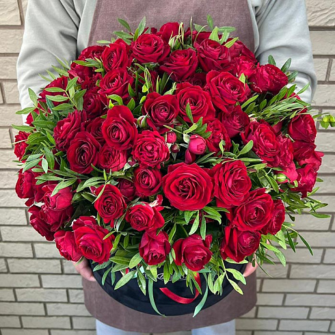 Кустовые розы и зелень в коробке