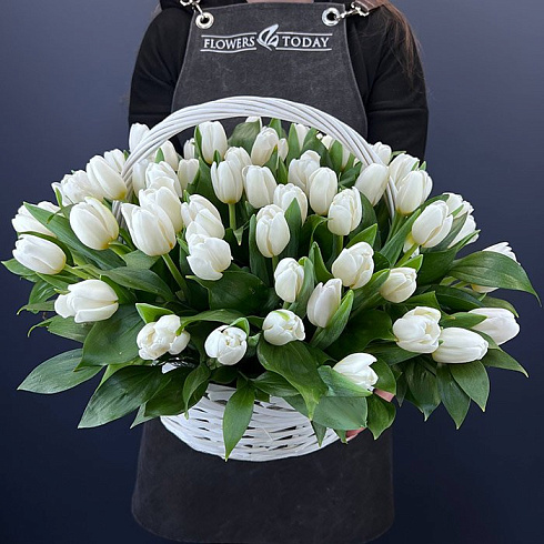 Белые тюльпаны в корзине