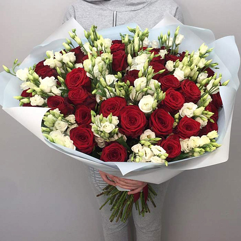 Красные розы с эустомами