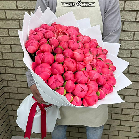 Большой букет из коралловых пионов