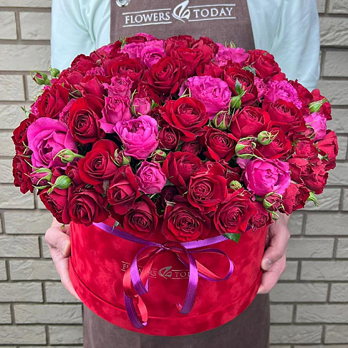 Пионовидные розовые и красные розы в коробке