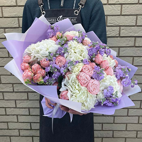 Гортензии, маттиола и пионовидные розы