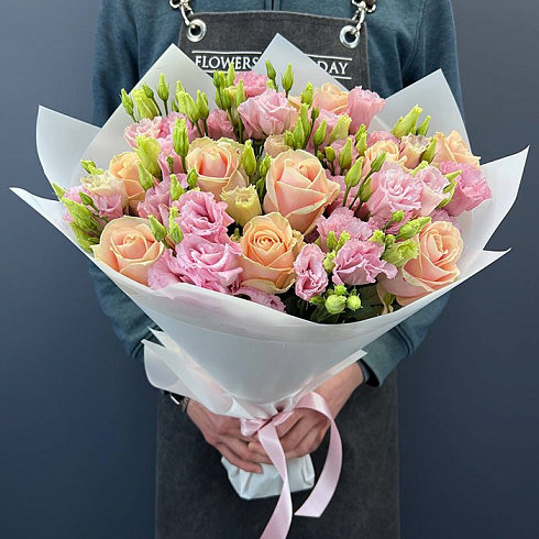 Нежные эустомы с розами