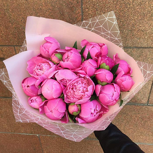 Букет малиновых пион