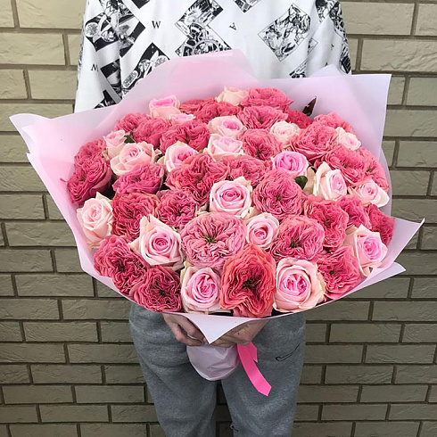 Пионовидные и классические розовые розы