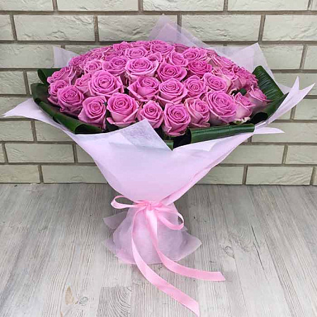 51 розовая роза с зеленью