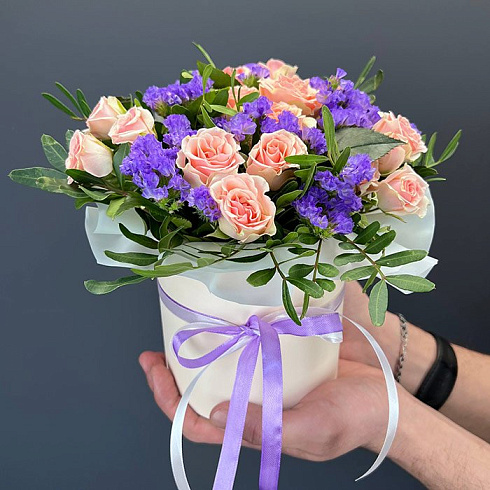 Небольшая коробка с розами и со статицей