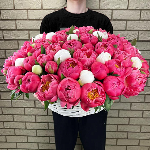 Большая корзина пионов