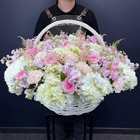 Корзина маттиол, гортензий, роз и эустом