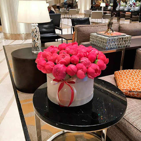 Коралловые пионы в коробке