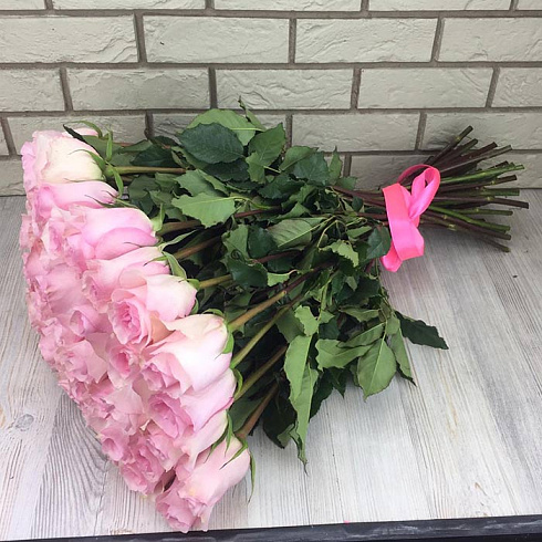 Розовые розы с атласной лентой