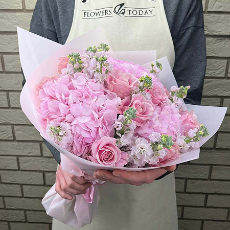 Гортензии, розы и маттиола