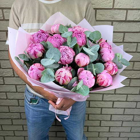 Пионы и эвкалипт